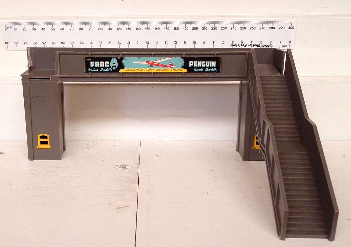 TRI-ANG OO:  Incomplete Plastic Foot Bridge in SCRAP Condition, for Parts(England)