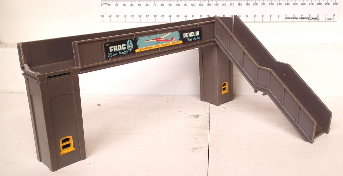 TRI-ANG OO:  Incomplete Plastic Foot Bridge in SCRAP Condition, for Parts(England)