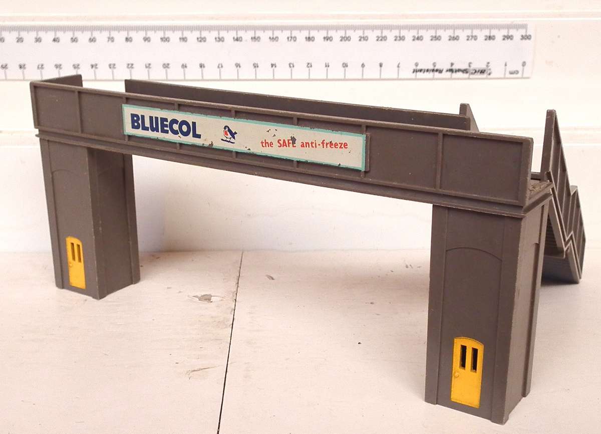 TRI-ANG OO:  Incomplete Plastic Foot Bridge in SCRAP Condition, for Parts(England)