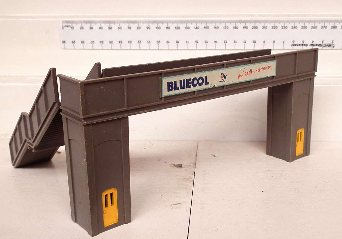 TRI-ANG OO:  Incomplete Plastic Foot Bridge in SCRAP Condition, for Parts(England)