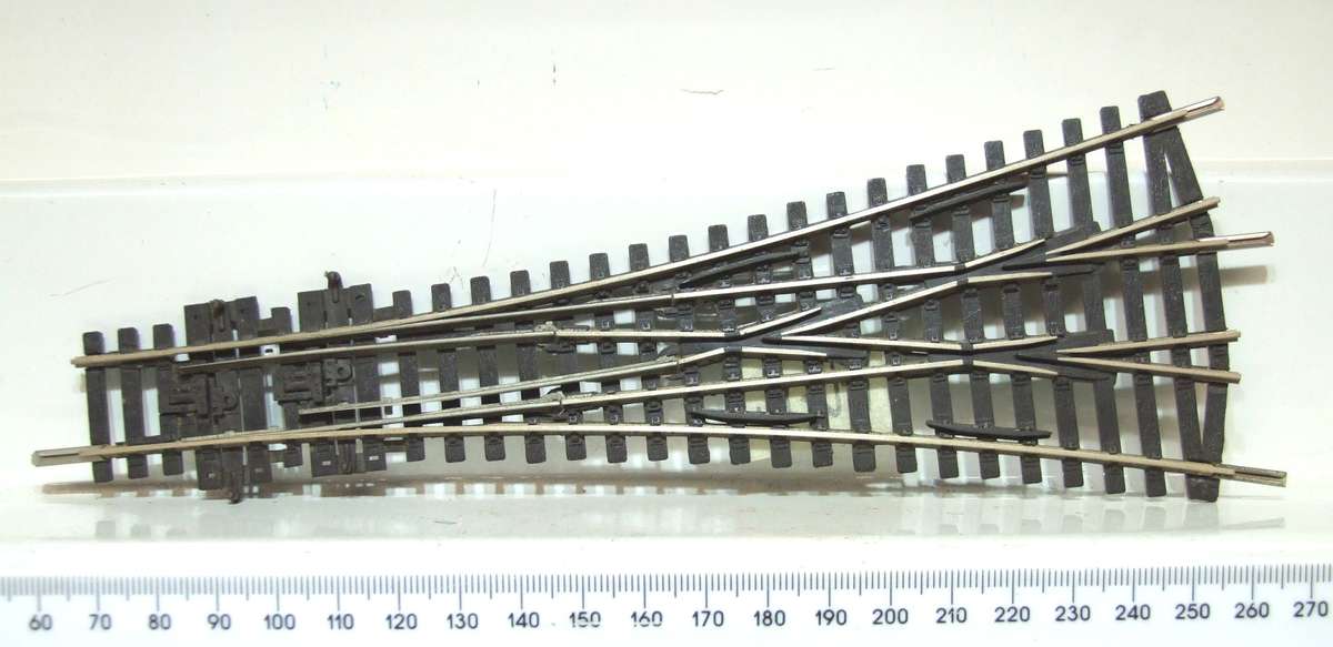 PECO STREAMLINE HO: This Double Slip Nickel Silver Y-Point is in Good Used Condition.(England)