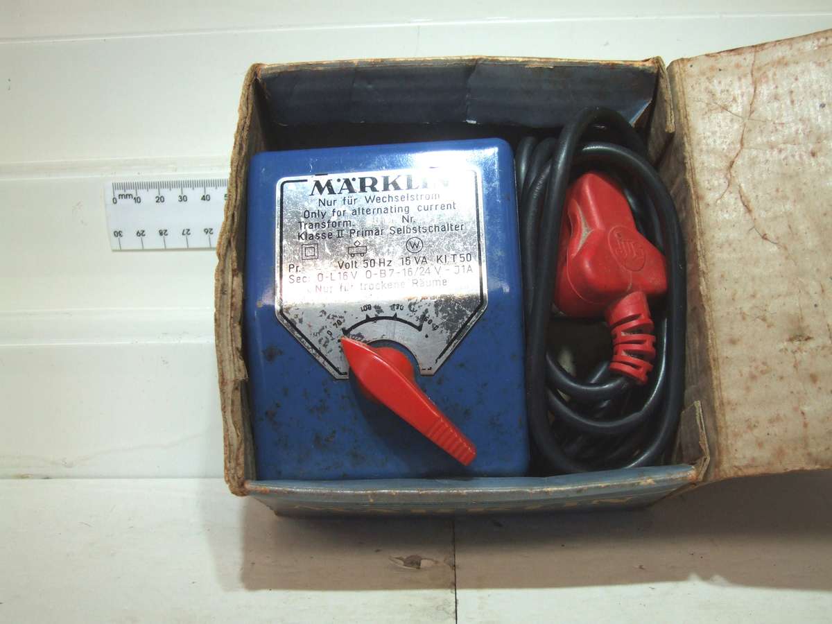 MARKLIN POWER SUPPLY:  220V/16.5V AC Power Supply/Controller in good boxed condition(W Germany)