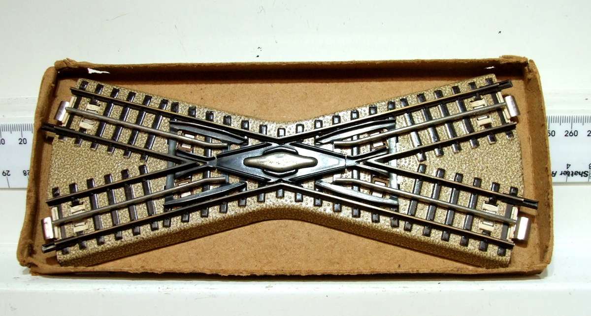 MARKLIN HO:  Metal Crossover M-Track with Metal Underlay(5016) in Good, Used Condition.(W Germany)