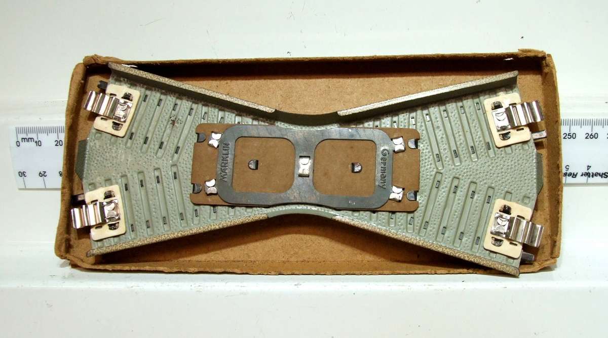 MARKLIN HO:  Metal Crossover M-Track with Metal Underlay(5016) in Good, Used Condition.(W Germany)