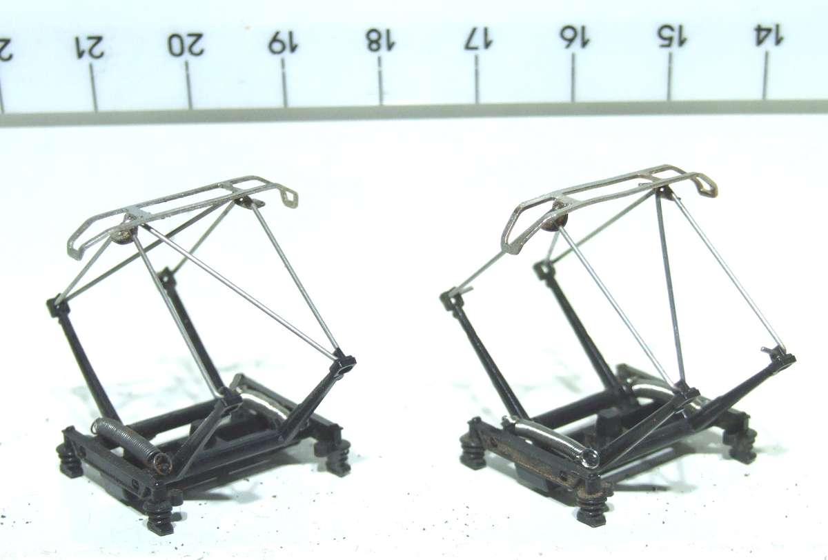 LIMA HO: 1pr SAR E5 Locomotive Pantographs  in Good condition(with Springs) for Parts.(Italy)