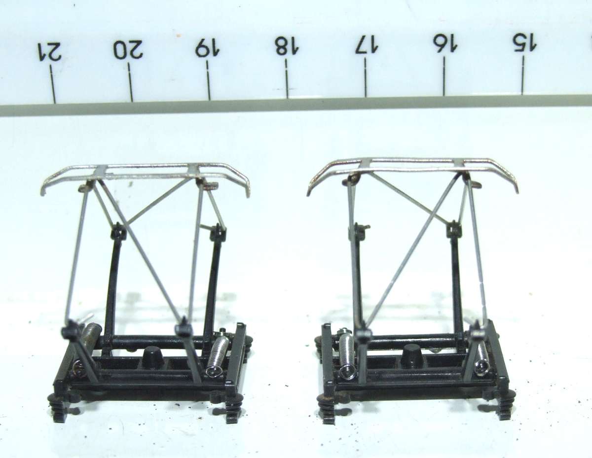 LIMA HO: 1pr SAR E5 Locomotive Pantographs  in Good condition(with Springs) for Parts.(Italy)