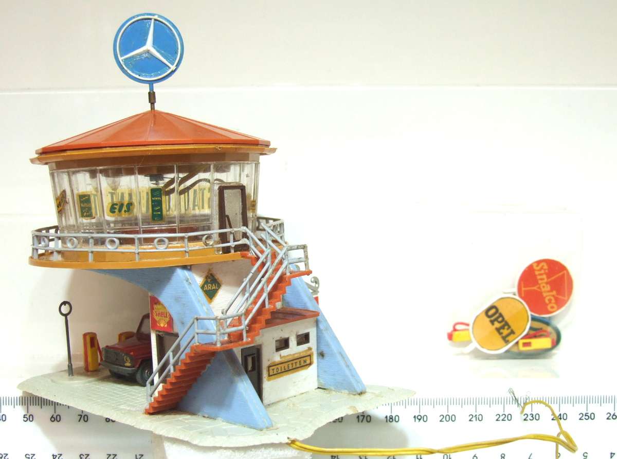 SCENERY HO:  On Auction is this Plastic Petrol Station/Restaurant in Good Used Condition.