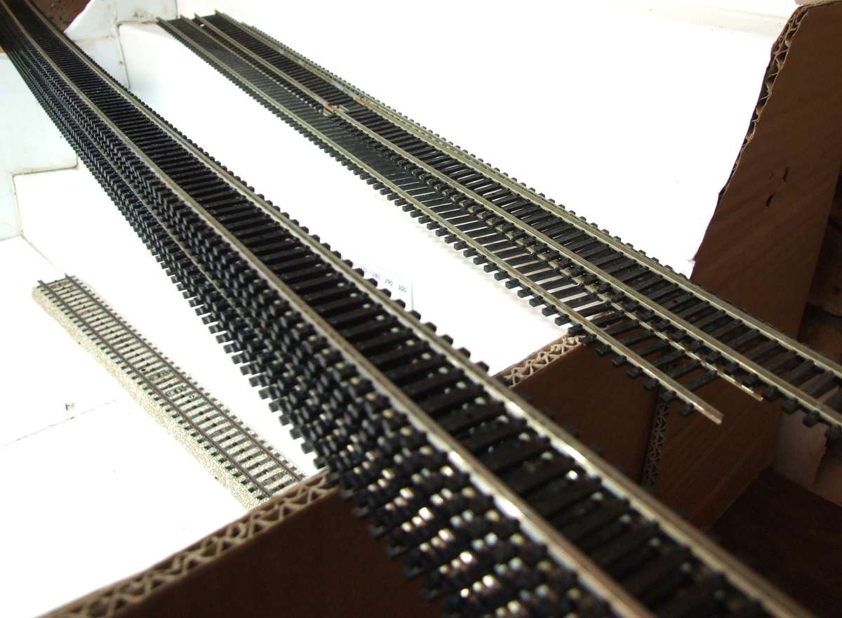 LIMA HO/OO: This 8pc Nickel Silver Solid Track is in Good Used Condition.(Italy)