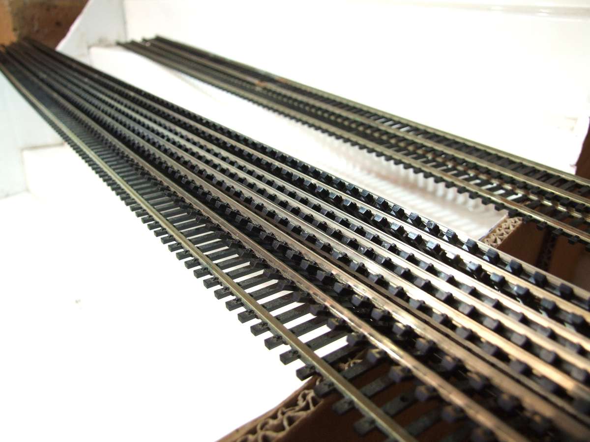 LIMA HO/OO: This 8pc Nickel Silver Solid Track is in Good Used Condition.(Italy)