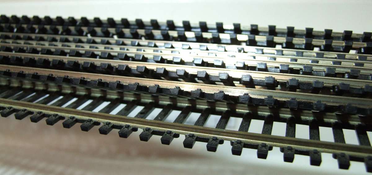 LIMA HO/OO: This 8pc Nickel Silver Solid Track is in Good Used Condition.(Italy)