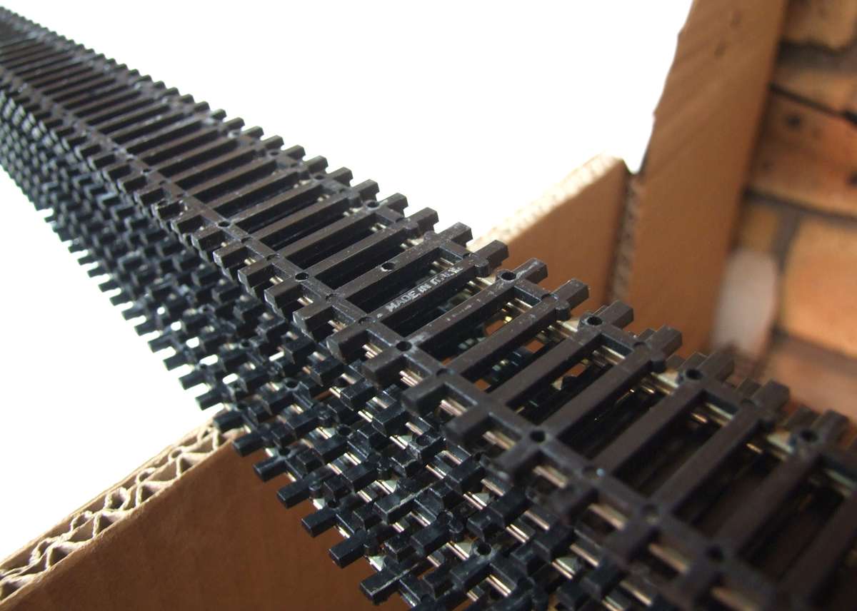 LIMA HO/OO: This 8pc Nickel Silver Solid Track is in Good Used Condition.(Italy)