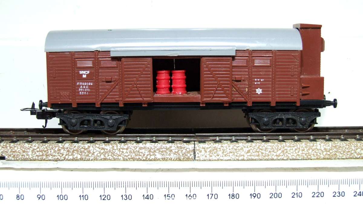 LIMA HO:  European SNCF Freight/Brake Van with Red Lights in Good Un-Boxed condition.(Italy)