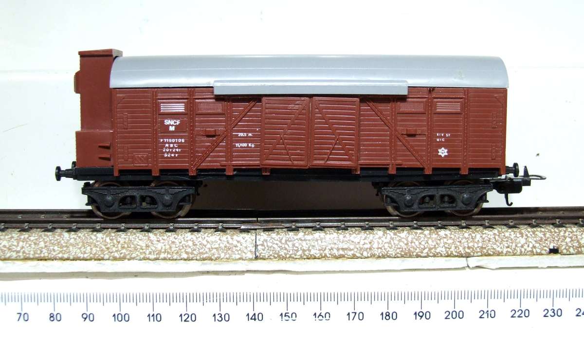 LIMA HO:  European SNCF Freight/Brake Van with Red Lights in Good Un-Boxed condition.(Italy)