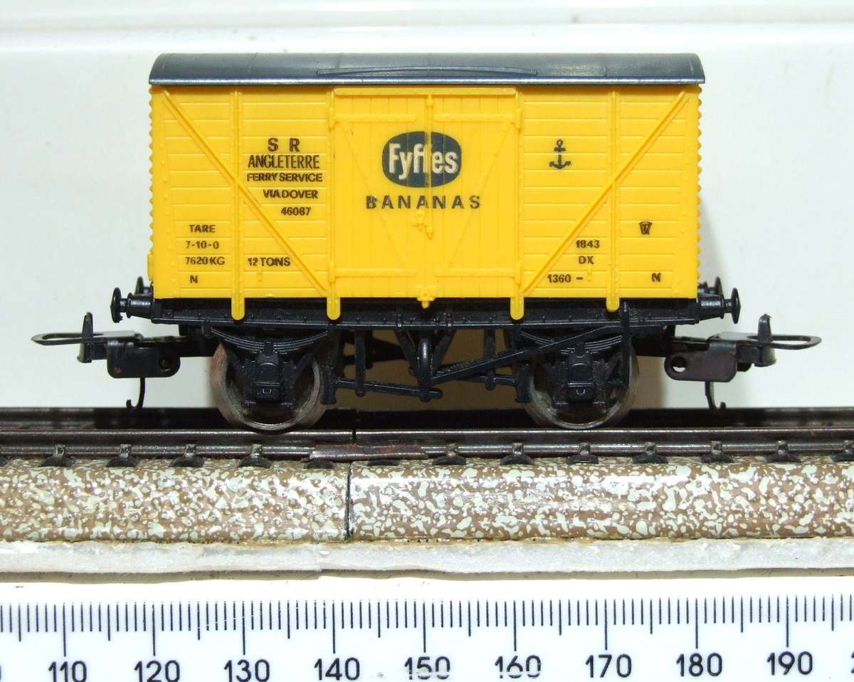 LIMA HO: British Banana Closed Car in Good Un-Boxed condition (Italy)