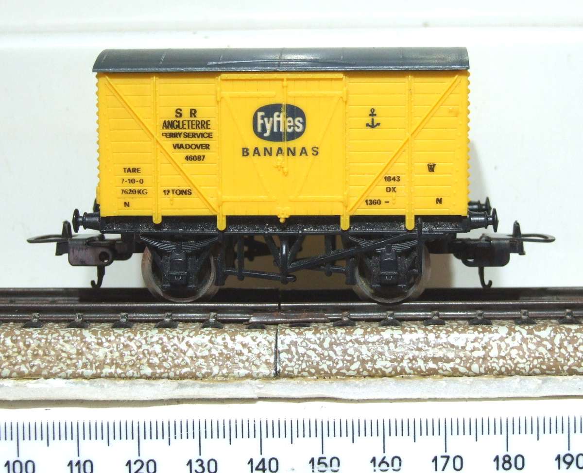 LIMA HO: British Banana Closed Car in Good Un-Boxed condition (Italy)