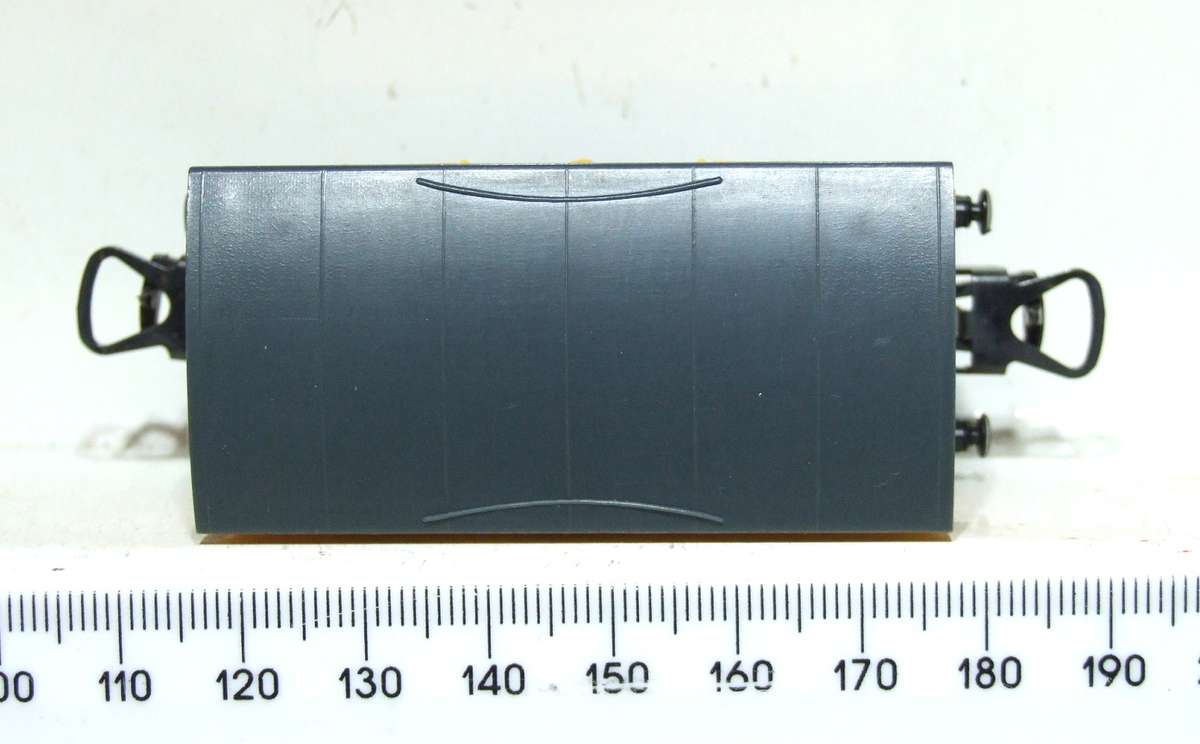 LIMA HO: British Banana Closed Car in Good Un-Boxed condition (Italy)