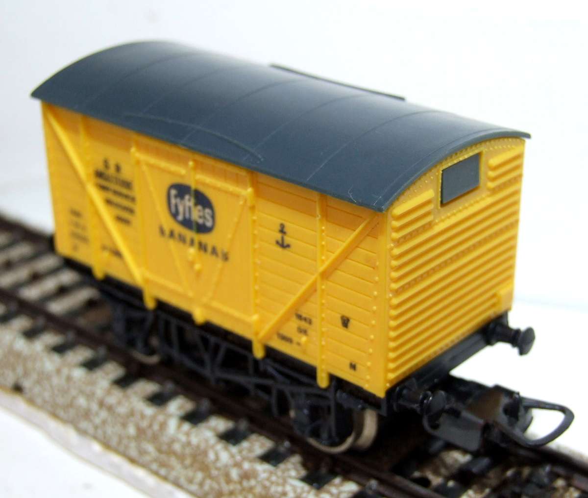 LIMA HO: British Banana Closed Car in Good Un-Boxed condition (Italy)