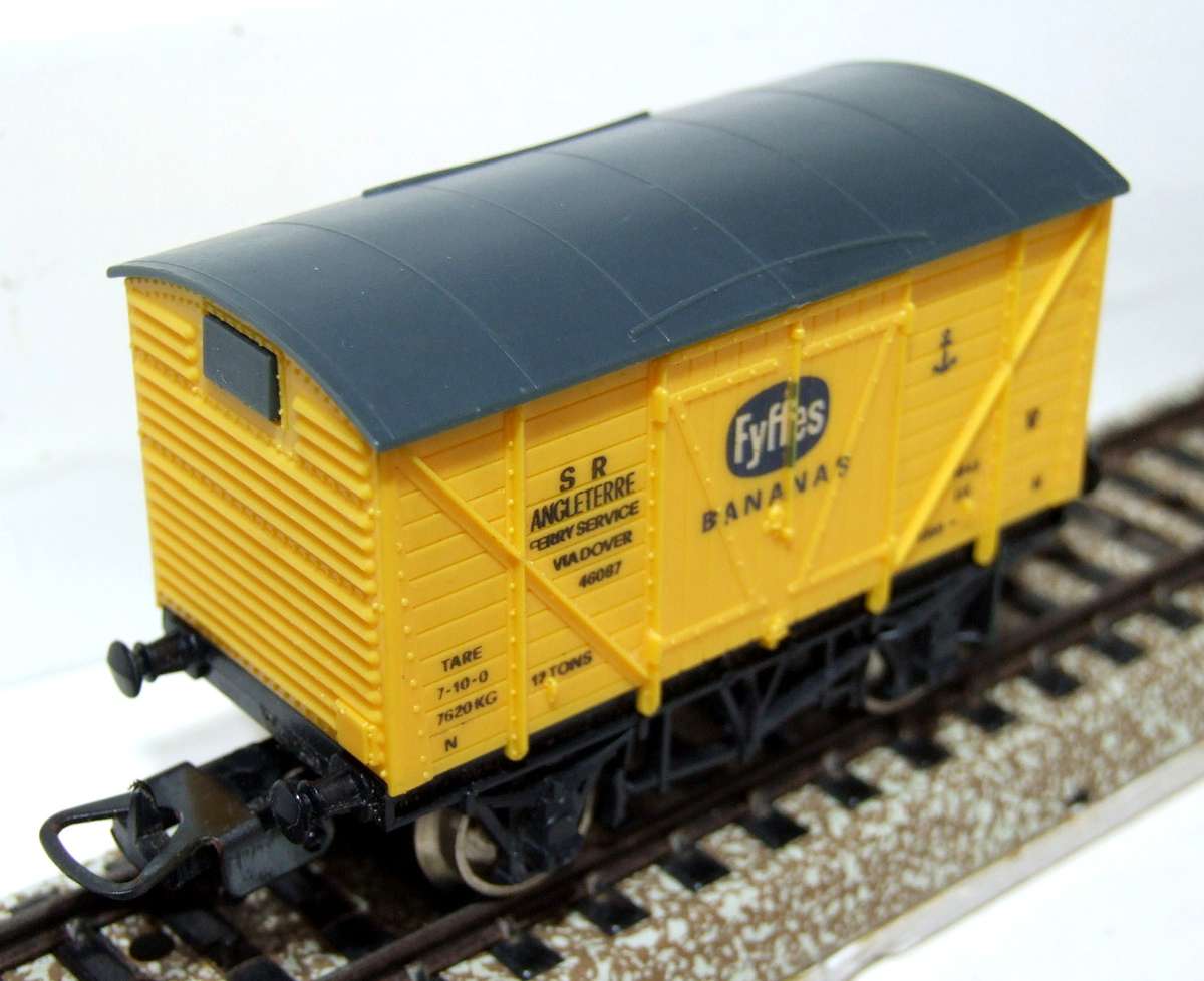 LIMA HO: British Banana Closed Car in Good Un-Boxed condition (Italy)