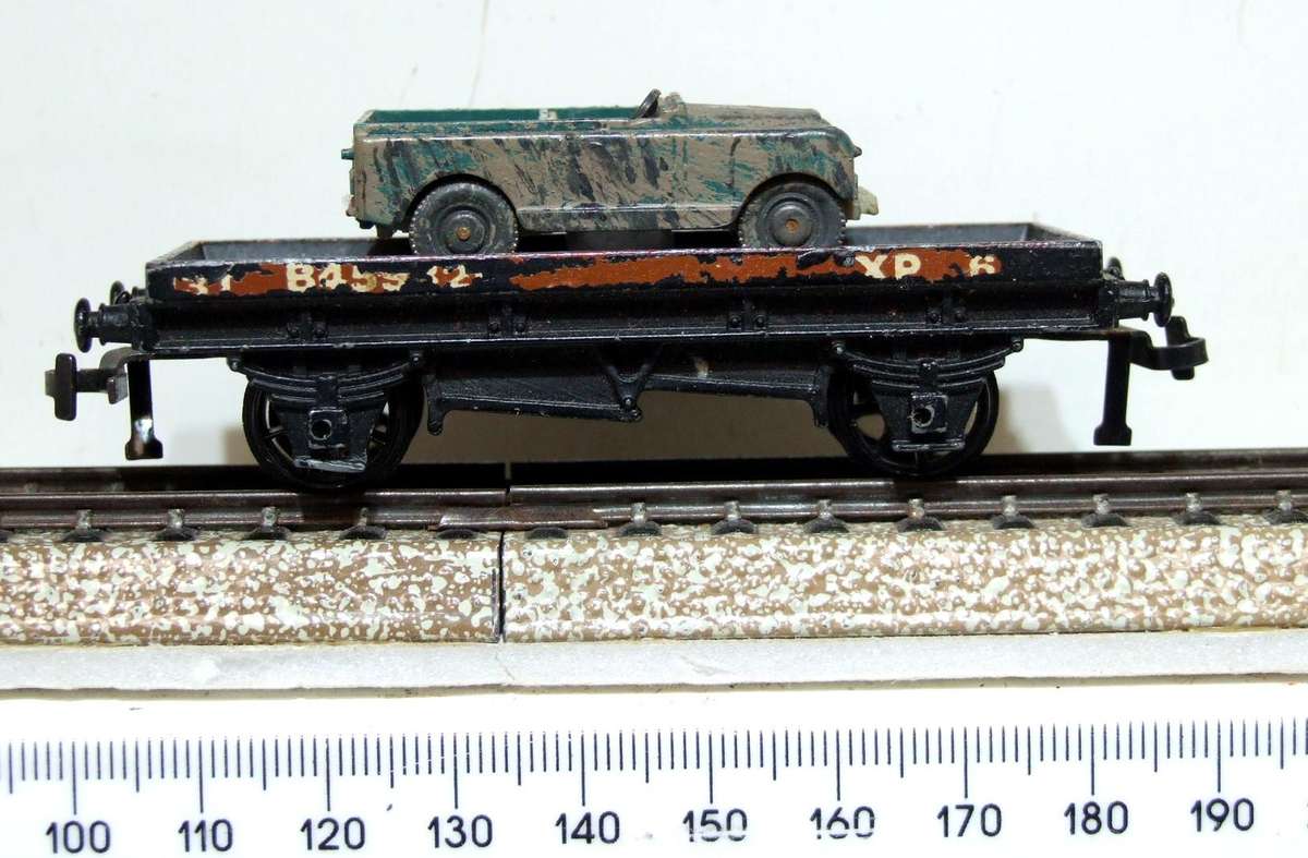 HORNBY DUBLO OO: Vintage English Freight Car with Load in Fair Un-Boxed condition(England)