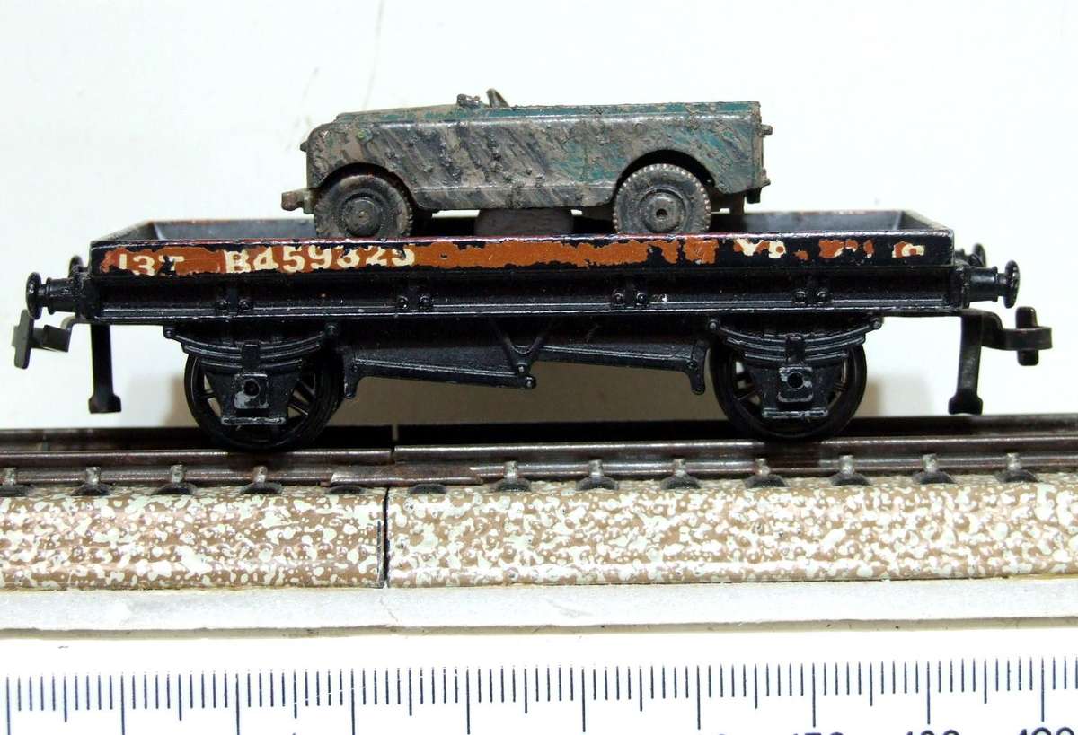 HORNBY DUBLO OO: Vintage English Freight Car with Load in Fair Un-Boxed condition(England)