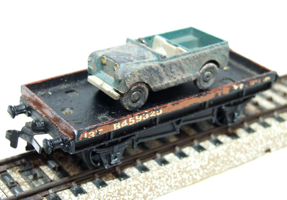 HORNBY DUBLO OO: Vintage English Freight Car with Load in Fair Un-Boxed condition(England)