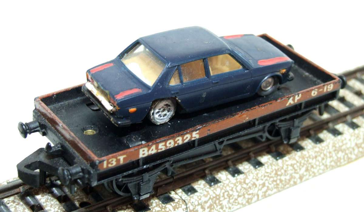 HORNBY DUBLO OO: Vintage English Freight Car with Load in Fair Un-Boxed condition(England)