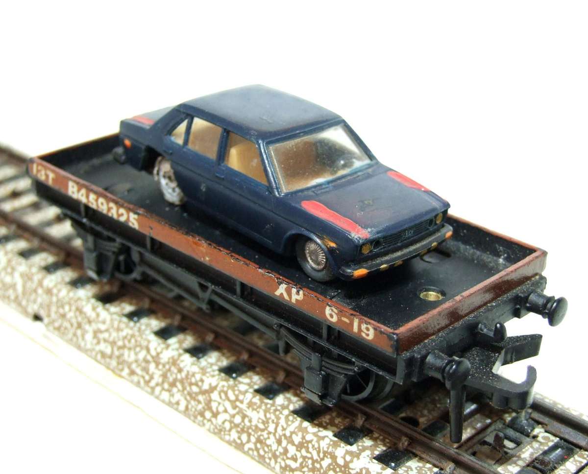 HORNBY DUBLO OO: Vintage English Freight Car with Load in Fair Un-Boxed condition(England)