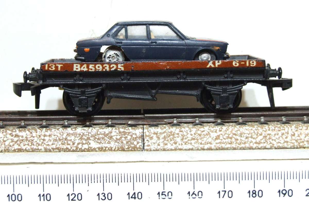 HORNBY DUBLO OO: Vintage English Freight Car with Load in Fair Un-Boxed condition(England)