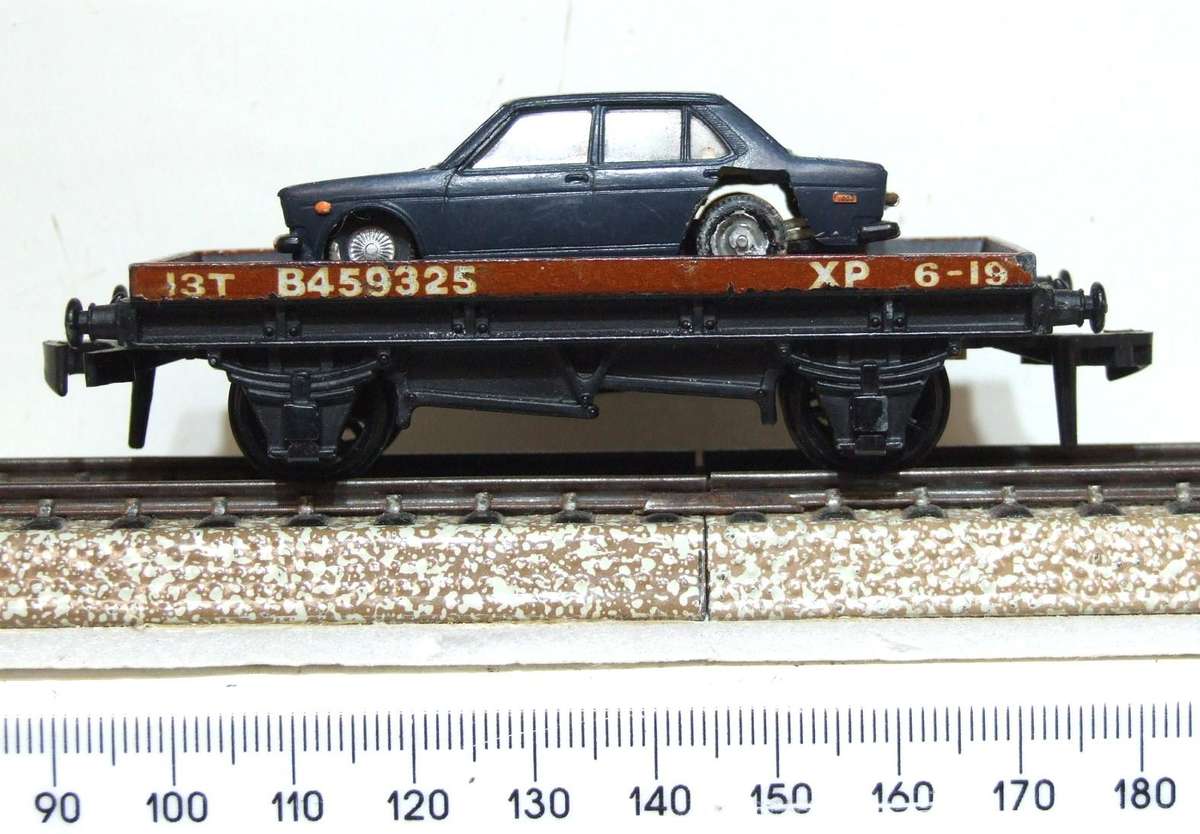 HORNBY DUBLO OO: Vintage English Freight Car with Load in Fair Un-Boxed condition(England)