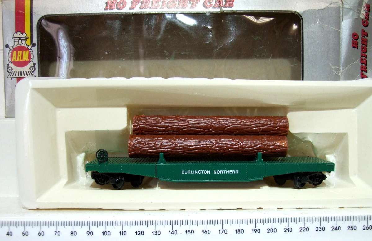 AHM HO: BURLINGTON 50' Log Carrier with Load in Good Boxed condition.(USA)
