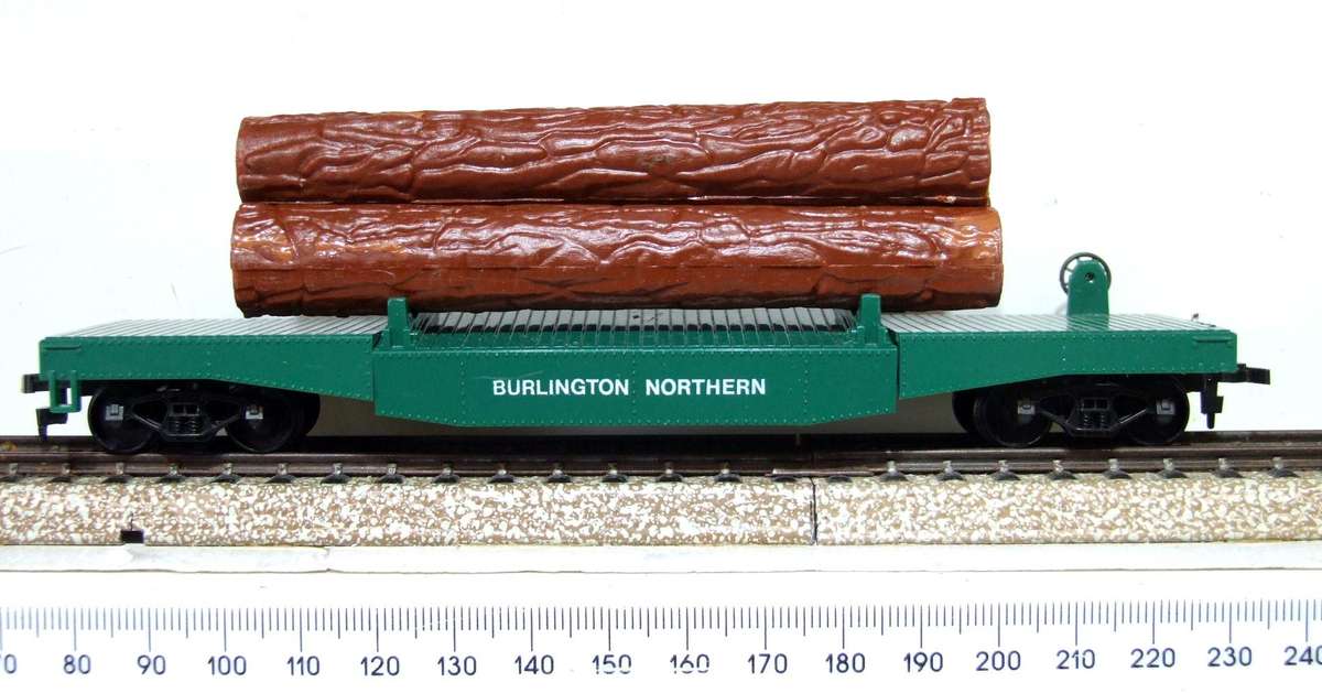 AHM HO: BURLINGTON 50' Log Carrier with Load in Good Boxed condition.(USA)