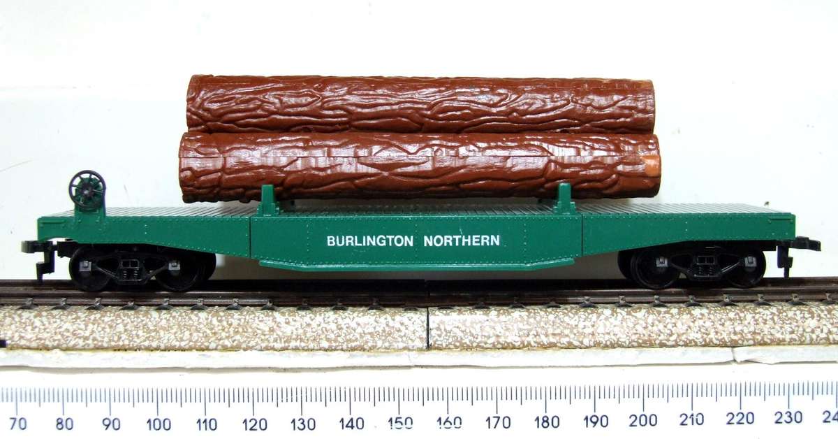 AHM HO: BURLINGTON 50' Log Carrier with Load in Good Boxed condition.(USA)