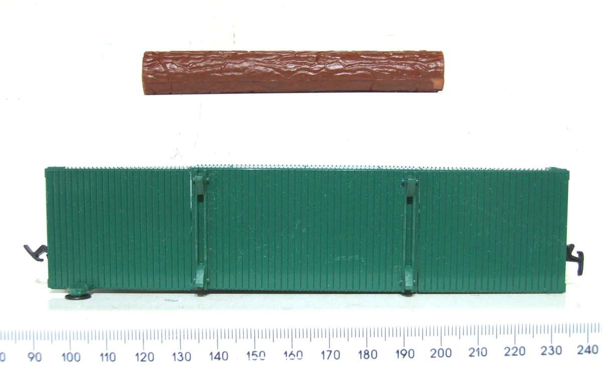 AHM HO: BURLINGTON 50' Log Carrier with Load in Good Boxed condition.(USA)