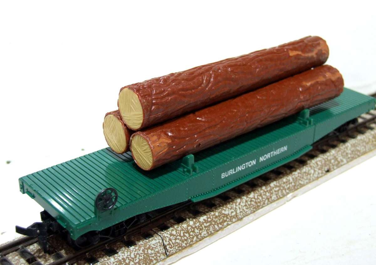 AHM HO: BURLINGTON 50' Log Carrier with Load in Good Boxed condition.(USA)