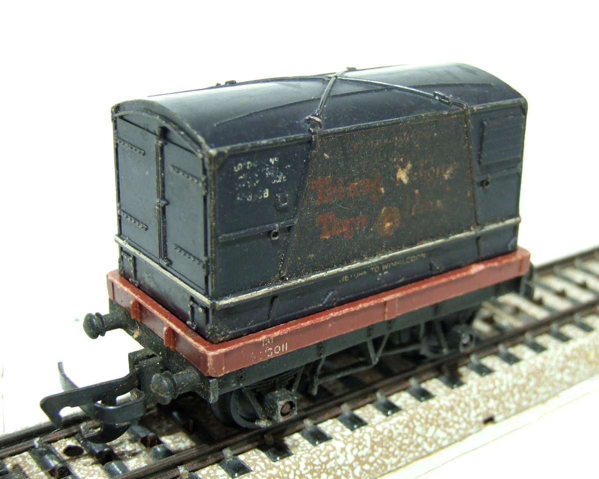 TRI-ANG OO:  Vintage English Container Carrier in Fair Un-Boxed condition.