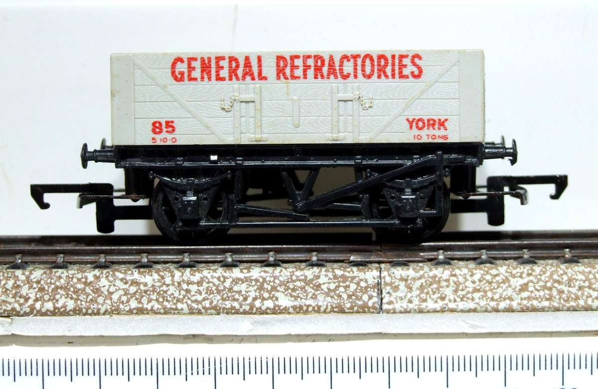 HORNBY OO:  Vintage English 10T Plank Car in Good Un-Boxed condition.