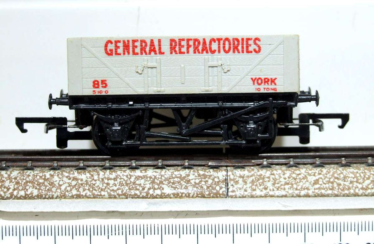 HORNBY OO:  Vintage English 10T Plank Car in Good Un-Boxed condition.