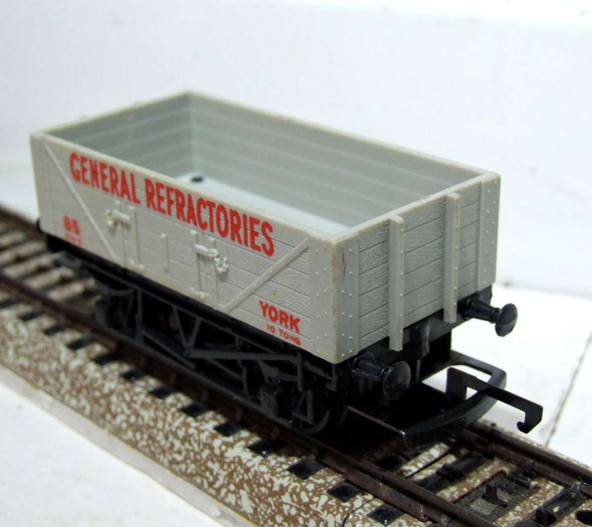 HORNBY OO:  Vintage English 10T Plank Car in Good Un-Boxed condition.