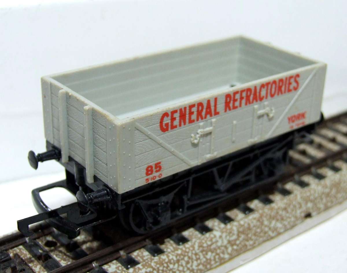 HORNBY OO:  Vintage English 10T Plank Car in Good Un-Boxed condition.