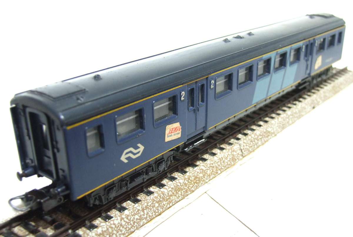 LIMA HO: Vintage Dutch 2nd Class NS B Coach in  Good, Un-Boxed condition(Italy)