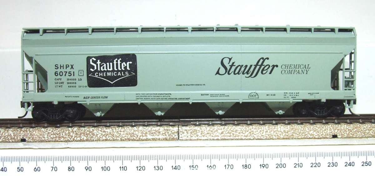 ATHEARN HO: "STAUFFER" 55' Centre Flow Hopper in Good Boxed condition.(USA)