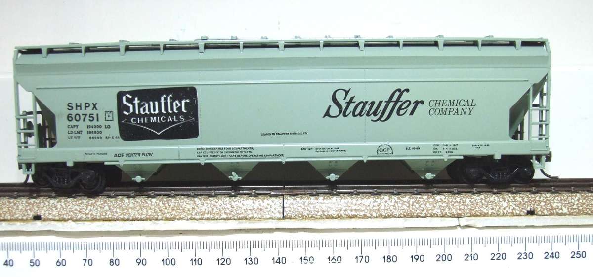 ATHEARN HO: "STAUFFER" 55' Centre Flow Hopper in Good Boxed condition.(USA)