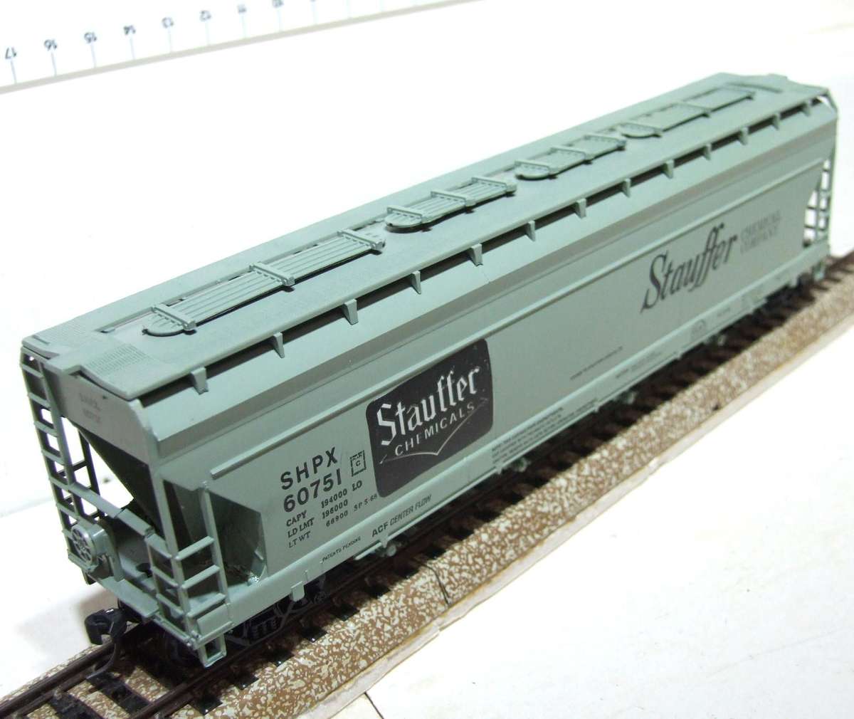 ATHEARN HO: "STAUFFER" 55' Centre Flow Hopper in Good Boxed condition.(USA)