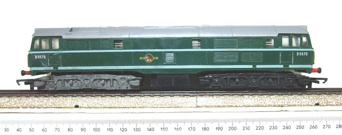TRI-ANG OO: Vintage D5572 English Diesel Locomotive in Fair Running Condition. (England)