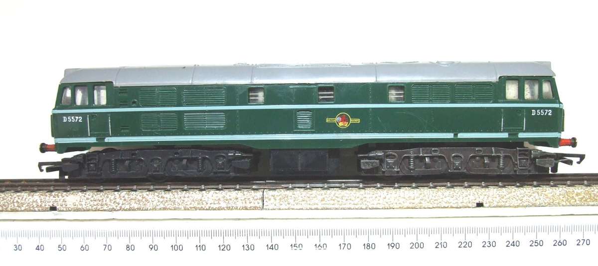 TRI-ANG OO: Vintage D5572 English Diesel Locomotive in Fair Running Condition. (England)