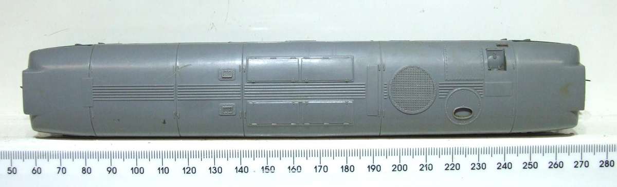 TRI-ANG OO: Vintage D5572 English Diesel Locomotive in Fair Running Condition. (England)