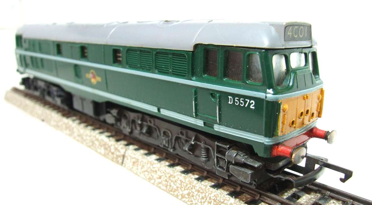 TRI-ANG OO: Vintage D5572 English Diesel Locomotive in Fair Running Condition. (England)