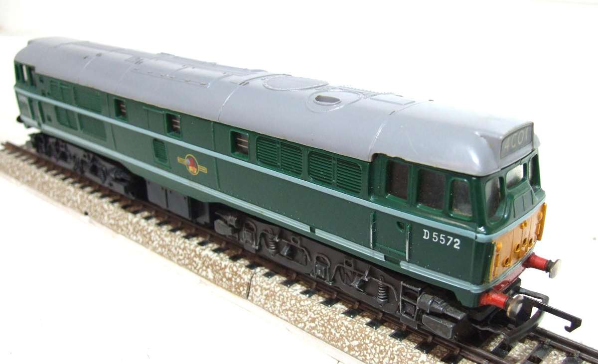 TRI-ANG OO: Vintage D5572 English Diesel Locomotive in Fair Running Condition. (England)