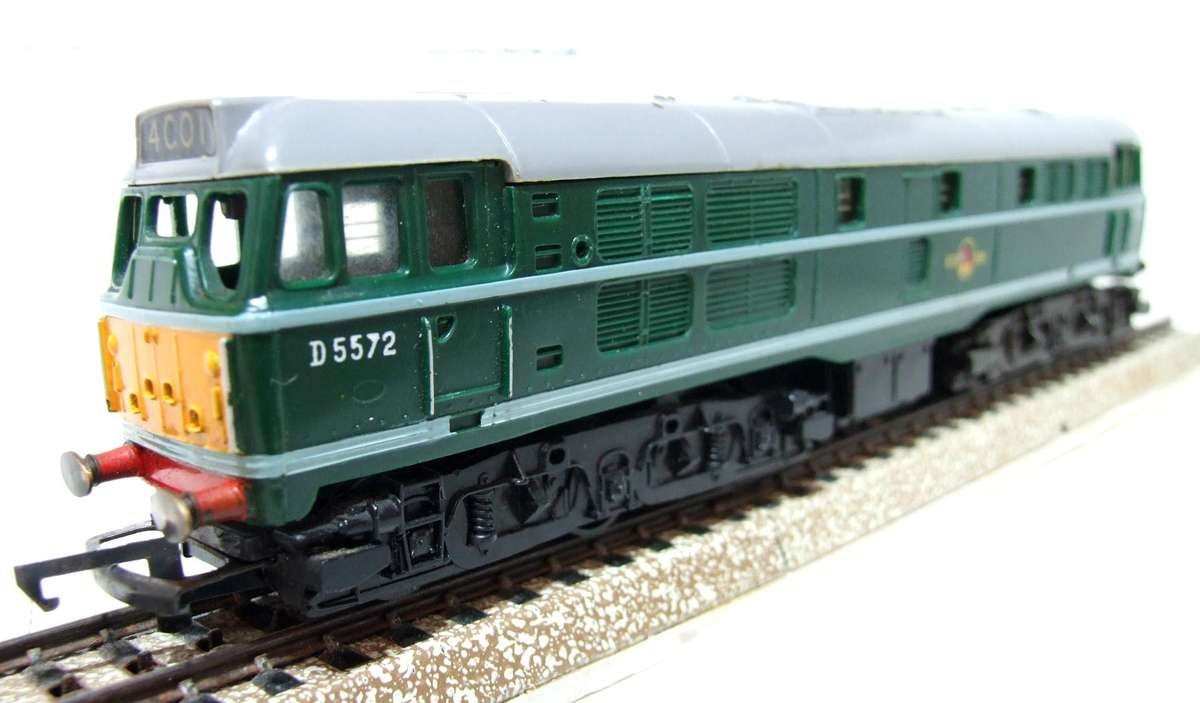 TRI-ANG OO: Vintage D5572 English Diesel Locomotive in Fair Running Condition. (England)