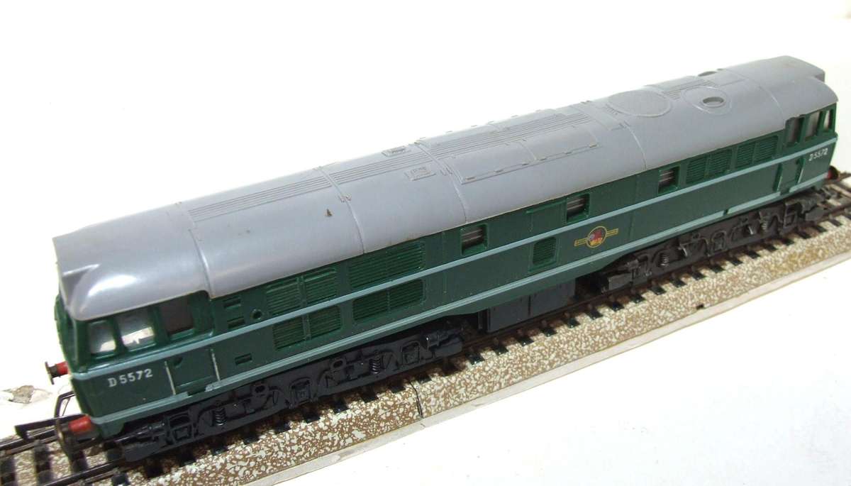 TRI-ANG OO: Vintage D5572 English Diesel Locomotive in Fair Running Condition. (England)